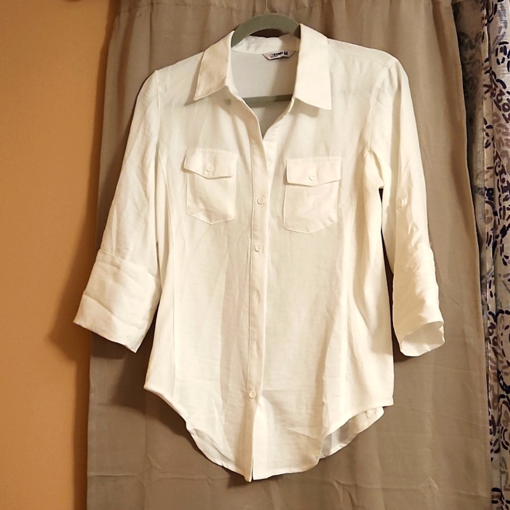 Woman's Medium Button up Mid to long sleeve shirt